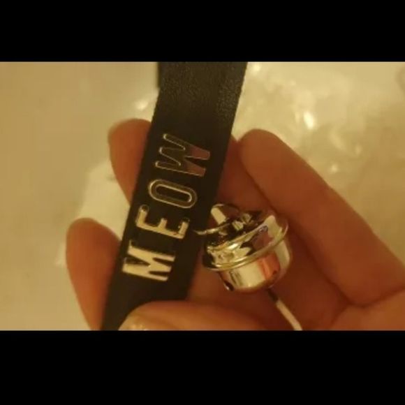 Silver and pu leather meow cat collar choker necklace new with bell new - Picture 3 of 4